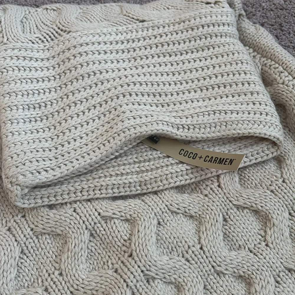 Cable knit sweater poncho - Picture 2 of 4